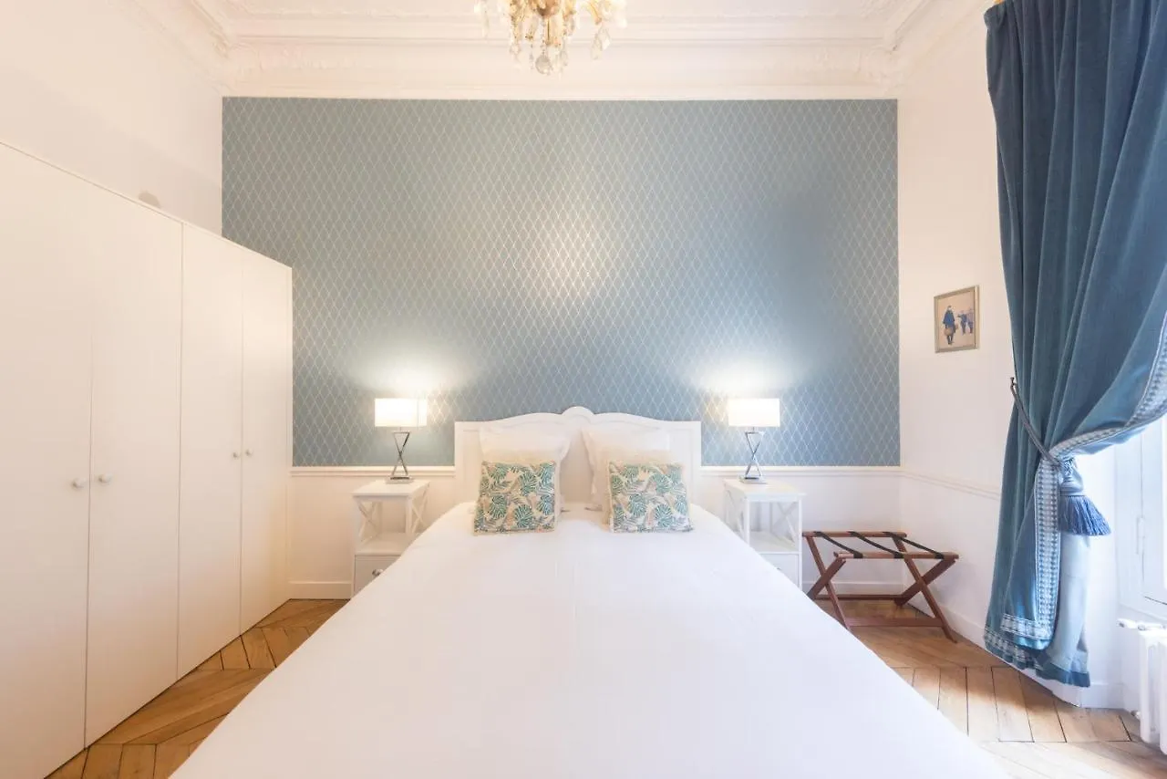 Maison De Lignieres - Guest House - Paris Quartier Champs-Elysees Bed & Breakfast
